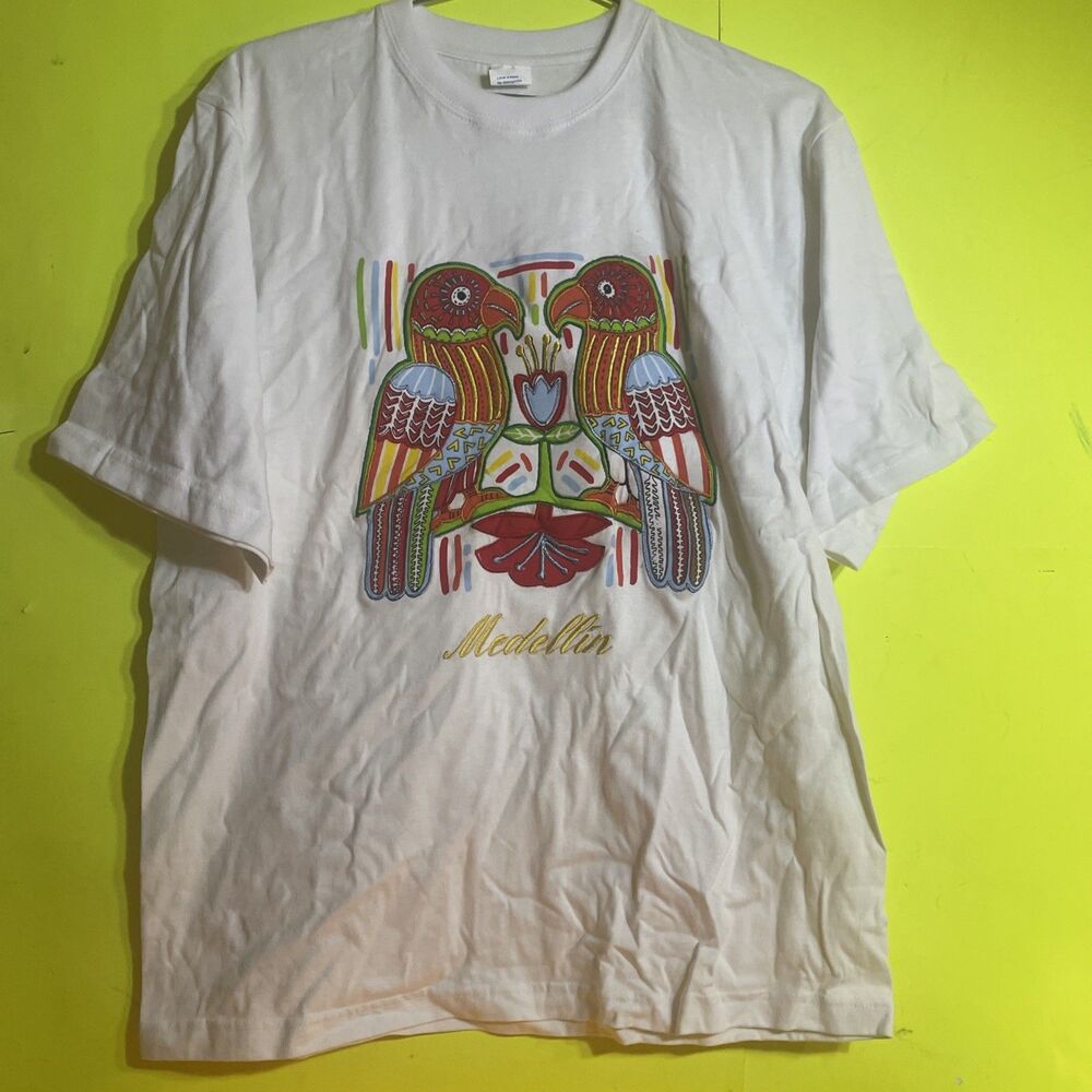 Vintage colorful two parrots  "Medellín" Embroidered White Tshirt L Unisex Rare